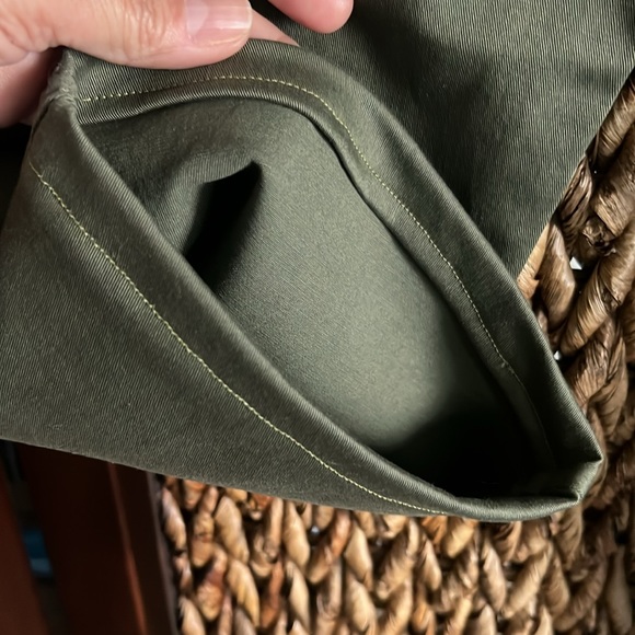 NWT Papaya capris hemmed shorter but never wore stretchy great fabric ππΌπ¦ - Picture 6 of 7